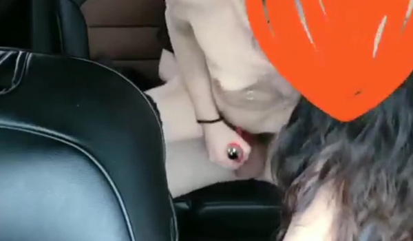 【绿帽淫妻 ️性爱狂】老公在前面开车 淫妻在后座被单男无套猛操 危险期骑乘内射 中文字幕解说超刺