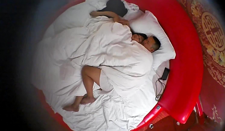 上帝视角 大红的圆床情趣房 大哥态度积极 少妇也配合 但大哥好像硬不起来 全手口动 无鸡动