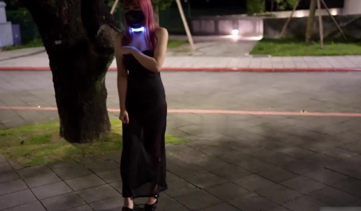 大波翘臀少女福利姬【小小Q】羞耻露出，LED项圈黑色透视洋装，街道极限露出