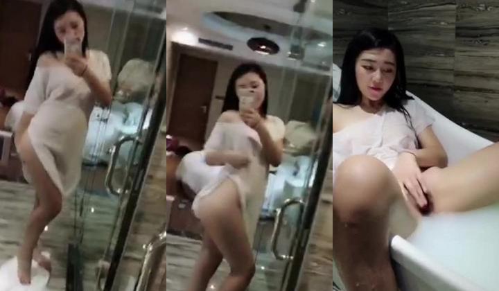 漂亮网红女神惬意的躺在浴缸里 张开大腿搓揉小妹妹 极尽诱惑的勾引狼友