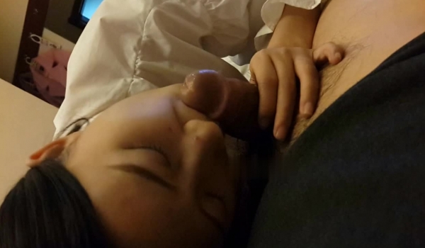 【高质量精品】清纯少女的真实约啪-女友在跟朋友讲电话 被拉过来吃鸡巴