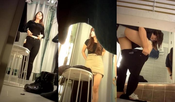 国内商场女性内衣潮牌服饰店试衣间高清移动拍摄多位美眉试换衣服和奶罩男友陪女友试超短裙手痒直接伸手