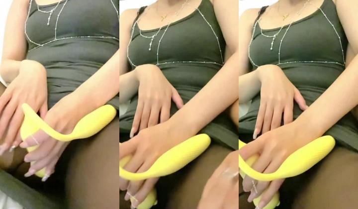 白丝高跟露脸美女兼职挣外快，颜值高大长腿镜头前揉奶玩逼诱惑狼友，掰开给狼友看特写，表情好骚呻吟可