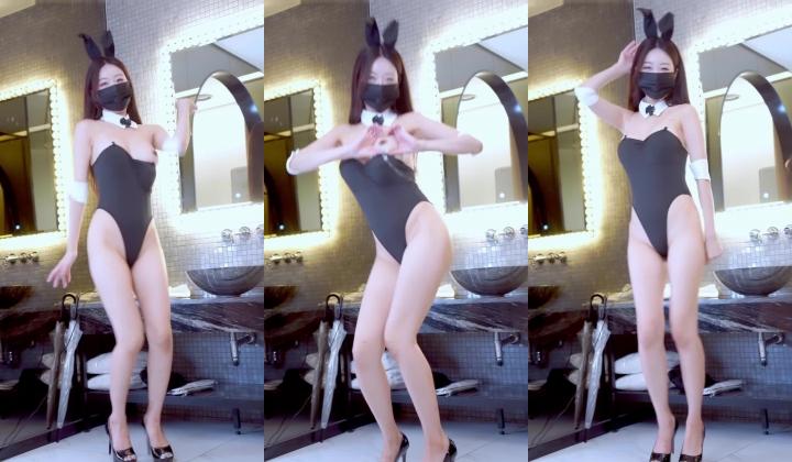 坐拥32万内衣博主-Lady Vella-大尺度私密付费私拍-据说好多狼友撸虚了