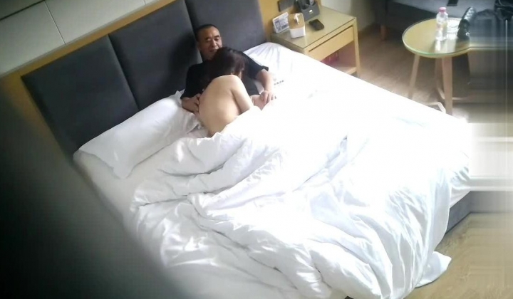 天眼偷拍 大叔大婶也是老当益壮啊 大婶还好说 坐地吸土的年纪了 大叔是真厉害 还能这么猛