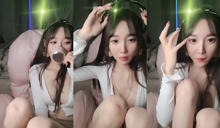 颜值嫩妹【02年星萌萌】，颜值不输明星，声音超好听，粉奶粉穴，道具自慰