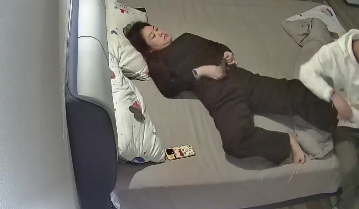 酒店针孔偷拍甜美女友更换床单后对男友的小弟弟有所企图