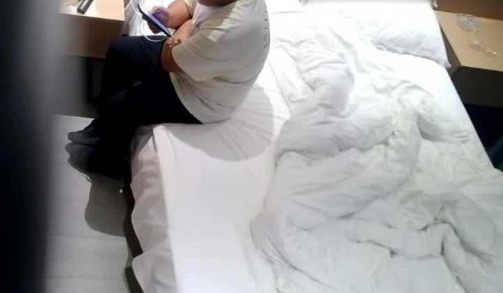 白袜小少女双腿分开方便让男友打桩