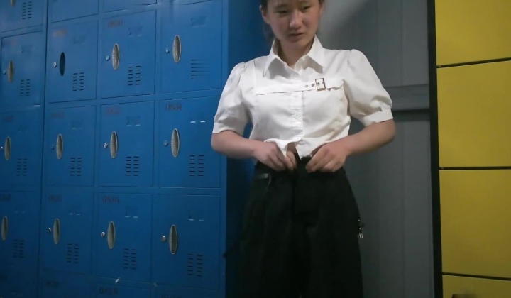 国内【水上乐园】换衣间沐浴区近景偷拍 美女如云淋浴换衣好身材一览无余