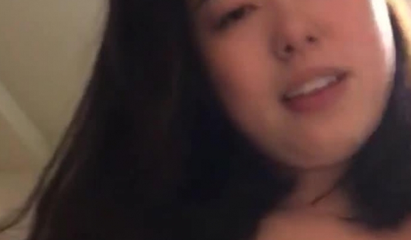 渣男流出去年冬天操前人女友的视频 魔鬼身材女友黑丝开档好骚 一直追着鸡巴舔 被操到胡言乱语乱淫叫