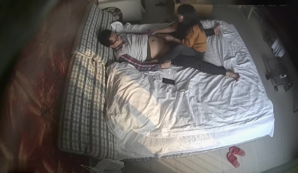 性福眼镜小伙想与女友造爱无奈来大姨妈了眼镜美女只好又用嘴又用撸的很卖力搞到射边弄边聊听男的呻吟很
