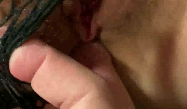 【震撼发售】灌醉美容院实习小姐姐丝袜美腿后续