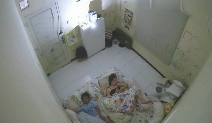 黑客破解家庭网络摄像头偷拍 极品夫妻 的日常性生活每次啪啪都需要道具插逼自慰热身再开干