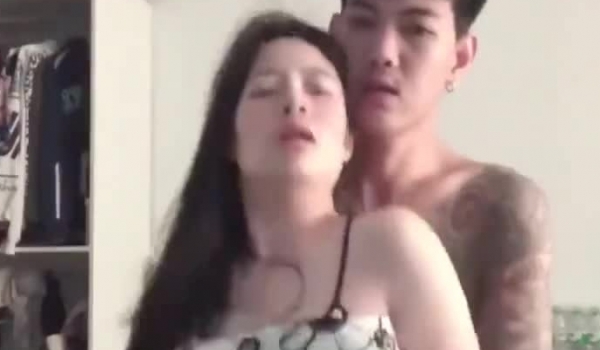 漂亮女友吃鸡啪啪 身材苗条 在家撅着大白屁屁被大鸡吧男友无套输出 股浪滚滚 最后射了一屁屁