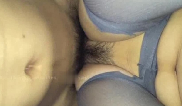 变态男让性感美腿女友穿上丝袜后,又撕烂BB处疯狂干,经验不多不耐操,都快被干哭了.国语对白！