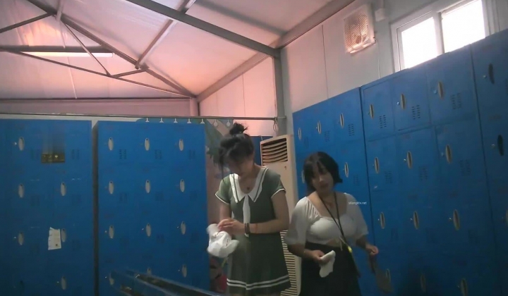 国内【水上乐园】换衣间沐浴区近景偷拍 美女如云淋浴换衣好身材一览无余