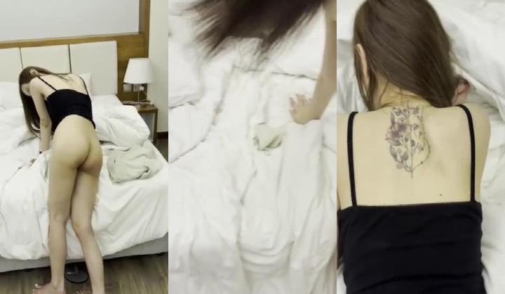 猥琐摄影师酒店潜规则美女模特 ️一边操B一边玩她的屁眼