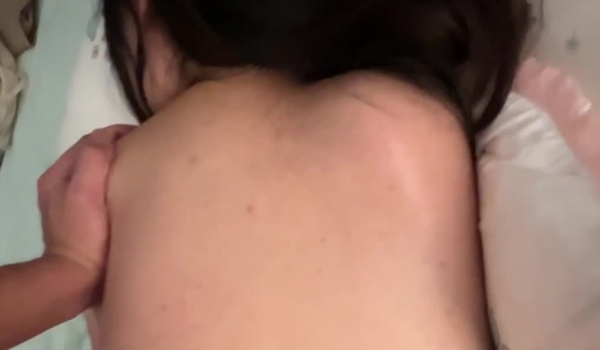 白月光少女落入黄毛魔爪,被灌醉后带到宾馆扒光衣服检查逼里面有没有原装膜