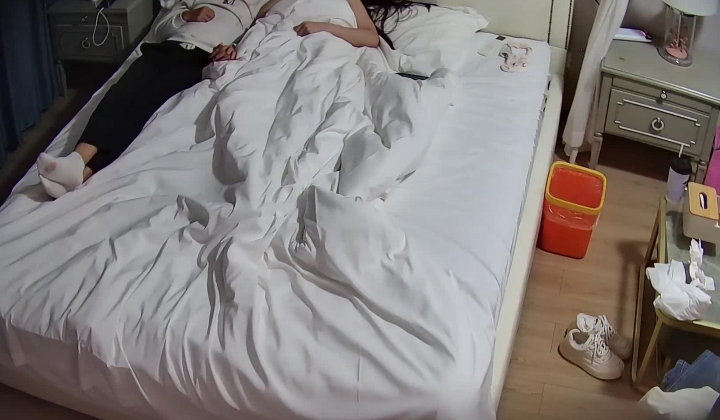 公寓酒店  眼镜大叔带情人少妇开房操 少妇有点害羞 不让舔逼 被大叔一顿操之后内射