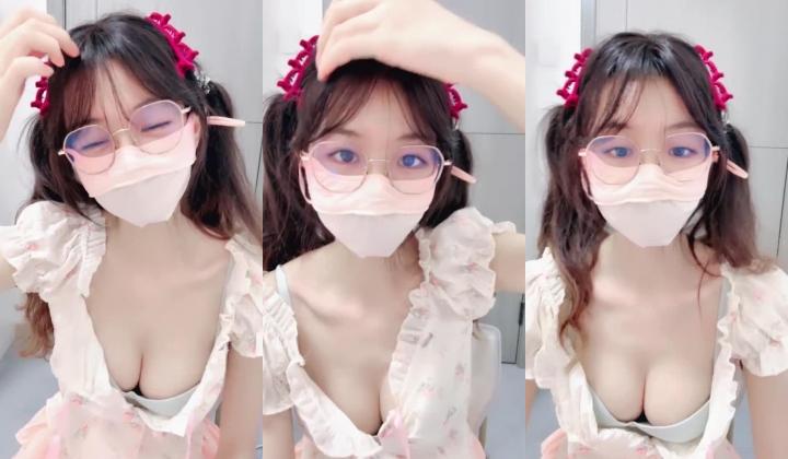 超嫩萝莉学妹《丝奶猫猫》那么瘦竟然那么大顶级酥胸 裸舞江南style