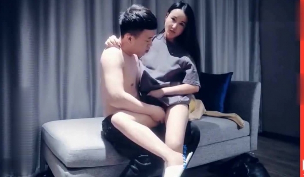 和甜美御姐的亲密接触，就像多日未见的情侣卿卿我我地调情接吻，抱起御姐啪啪，真实的叫床声音如此之大