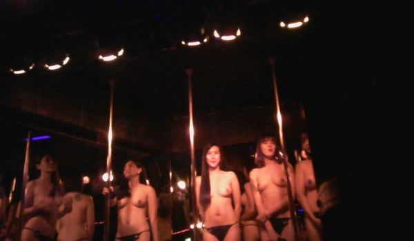 【现场裸舞】真实流出的富二代私人脱衣舞夜总会现场表演，那奶头嫩滑动人3V,女神林立，土豪们的性福
