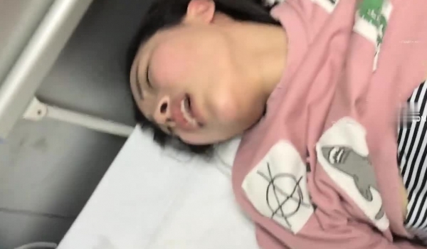 最强泄密强推！很漂亮的骚货少妇，竟在医院独立病房调情后 忍不住打炮，回家客厅也干，浪骚的表情绝了
