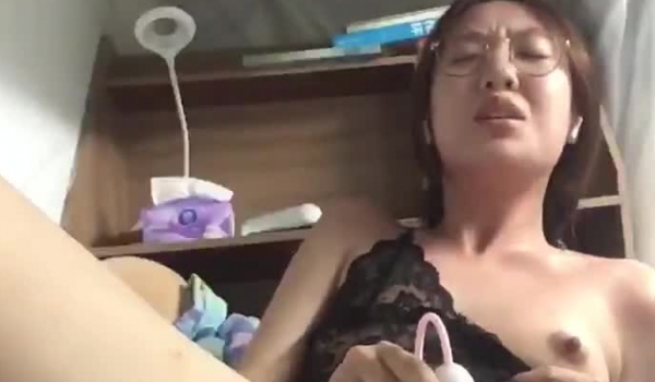 云盘高质露脸泄密！工业学院反差眼镜学姐与男友不雅自拍流出，宿舍挡帘道具紫薇，吃鸡啪啪，极度母狗