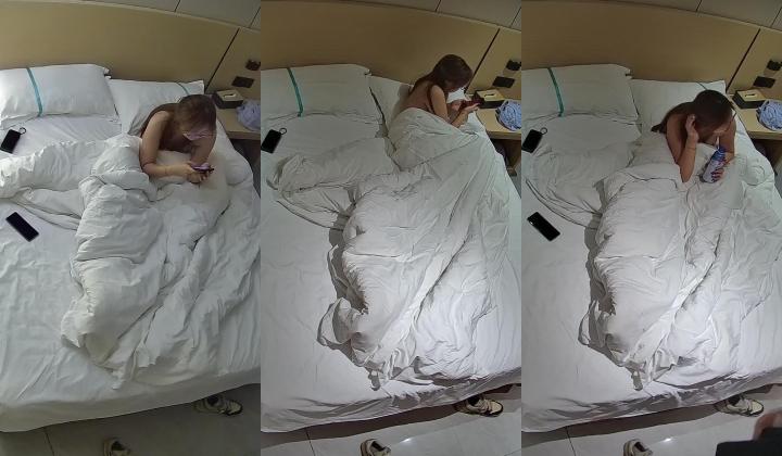 酒店针孔偷拍 ️不穿内的衣甜美可爱美女带上眼镜配合男友啪