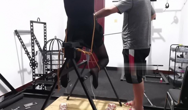 推特玩女训练母狗大神【绿帽调教】门槛福利，手持高速电钻炮机各种专业设备调教学生骚母狗