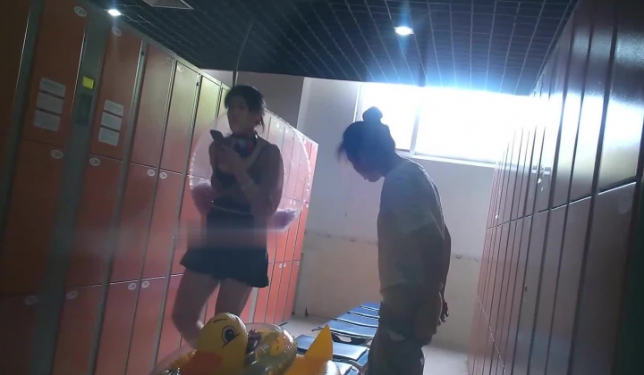国内【水上乐园】换衣间沐浴区近景偷拍 美女如云淋浴换衣好身材一览无余