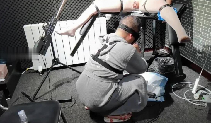 推特玩女训练母狗大神【绿帽调教】门槛福利，手持高速电钻炮机各种专业设备调教学生骚母狗