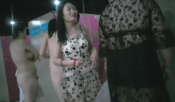 国内【水上乐园】换衣间沐浴区近景偷拍 美女如云淋浴换衣好身材一览无余
