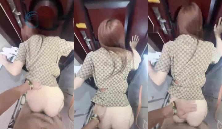 骚逼进门就被强奸 “不要”扶着门高喊爸爸 天天就是爱操