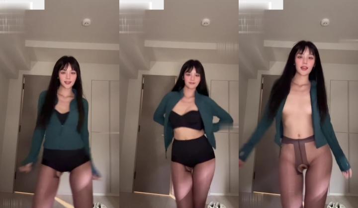 艺校活泼露脸美女【玉米yum_707】裸舞作品，在你身上就这么摇