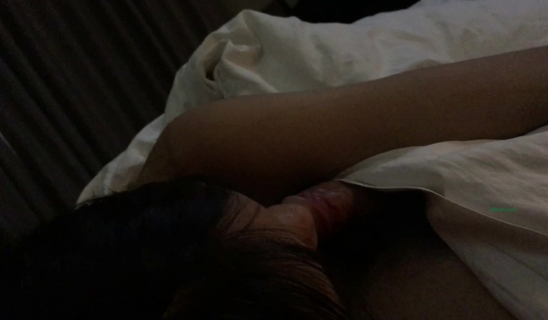 女友：你在干嘛，你别录视频呀。 男：以后你不在我就看，多吃一会嘛，录了你也看看，甜甜快点嘛。鸡巴