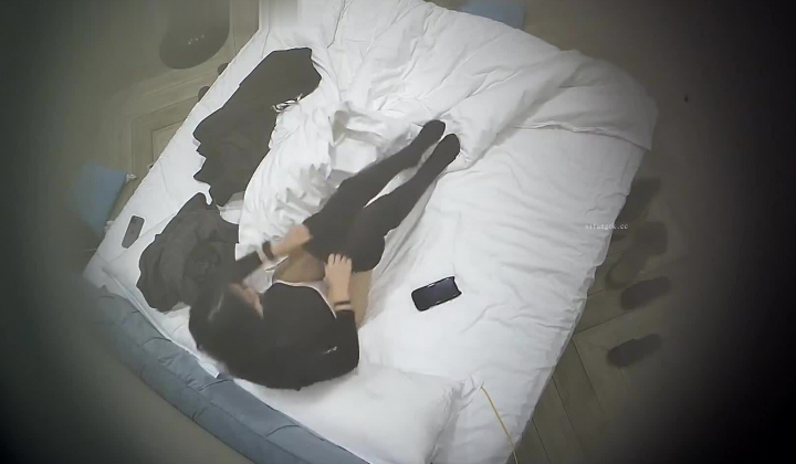 酒店偷拍 年轻情侣就是体力好除了吃饭睡觉就一直腻歪啪啪男友还拿手机拍照留念