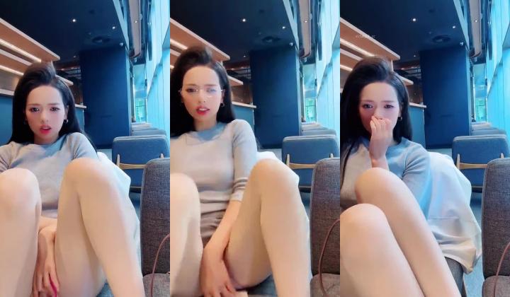 咖啡馆里的女神，【小小晴】大厅露屄，后面人来人往都没有发现，到厕所脱光自慰，紧张刺激胆子是真的大