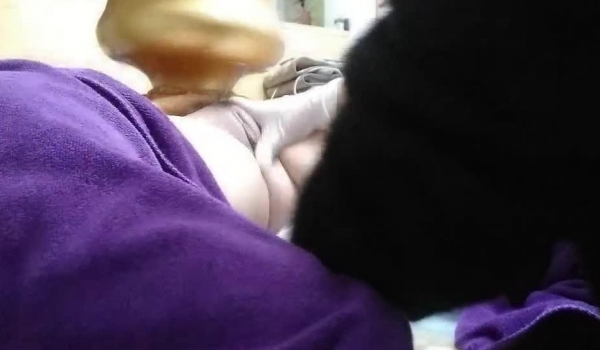 【好甜的糖果】专业做骚逼护理良家少妇沉醉其中，热敷小鲍鱼，按摩几下爽得呻吟，真实刺激偷窥视角劲爆