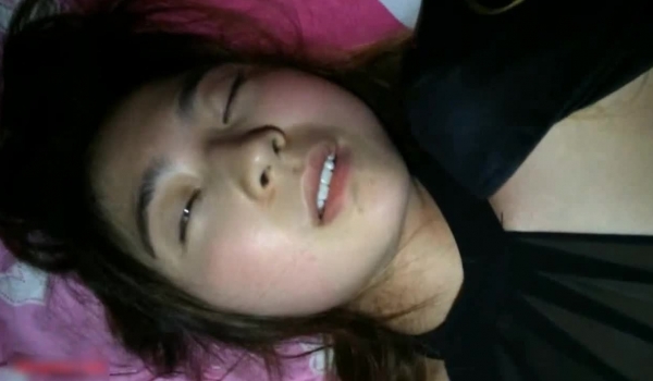 某艺术院校极品美女不小心喝醉后被人换了3套衣服和丝袜进行玩弄,绝对不值被干一次！