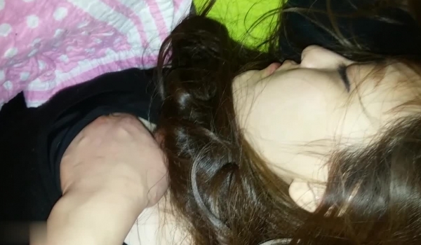 送喝醉的美女同事回家 偷偷的玩了一下她的大奶子和肥美的鲍鱼没敢操