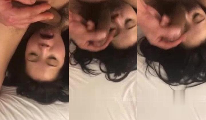 女神宿醉当日直接拿下，对着她脸打飞机，女神还主动舔蛋蛋，最后浓精射脸，女神私下原来也这么骚