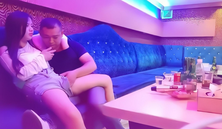 歌厅探花啪啪两场_下半场白衣牛仔裤小妹，对着镜头特写揉B，沙发开草秒射
