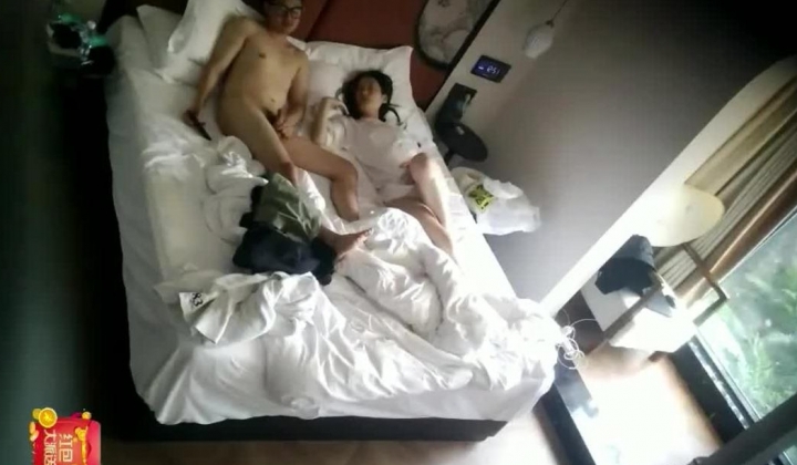 酒店愉拍台风来袭放假开房的白领情侣连续做爱给鸡巴抹点油口硬上位骑坐