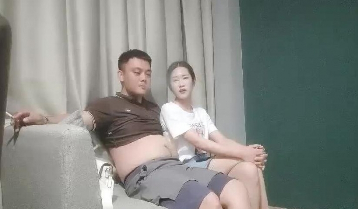 酒吧带回了一个苗条妹子啪啪