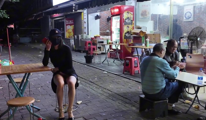 城市街头露出，【cikaimoonLiWaynix】，从白天到黑夜，大叔们一个个看得流口水，紧张