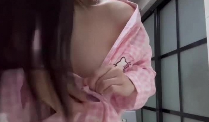 超美阿黑颜女神原档泄密，标准的一个眼镜婊，大眼睛萌妹，反差感，淫荡的表情挑逗极了
