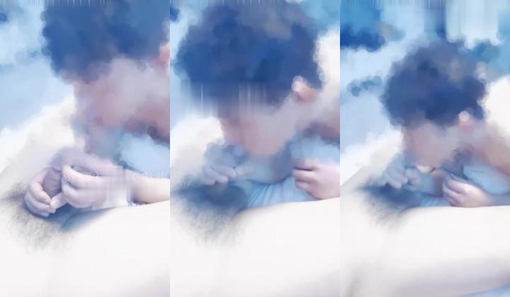 国内真实绿帽淫妻夫妇「济宁旺仔夫妻」她们接吻抠逼，让我给单男吃鸡吧，然后我竟然把他口射了，他前兆