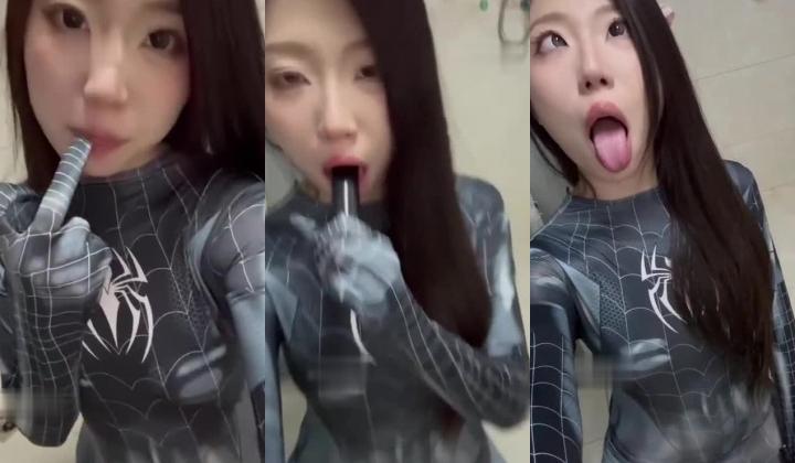 超美阿黑颜女神原档泄密，标准的一个眼镜婊，大眼睛萌妹，反差感，淫荡的表情挑逗极了