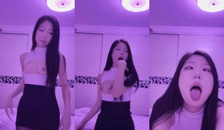 超美阿黑颜女神原档泄密，标准的一个眼镜婊，大眼睛萌妹，反差感，淫荡的表情挑逗极了